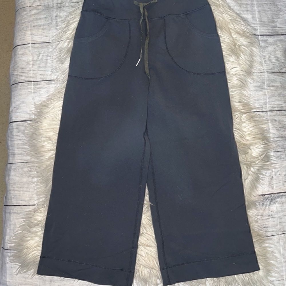 Lululemon Still Crops Crop Pants Gray Wide Leg Drawstring Pocket sz 4 Athleisure - Picture 2 of 9